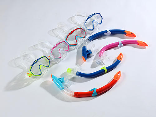 Después de nadar, las gafas deben lavarse con agua.